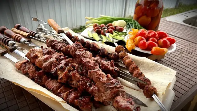 Сочный шашлык и грибы на мангале