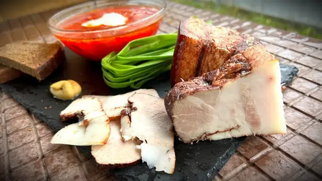 Нежное сало в луковой шелухе