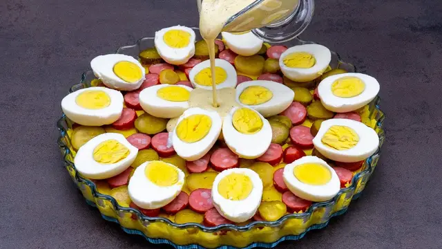 Закусочный торт из яиц, колбасок и картофеля