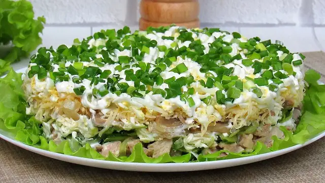 Потрясающий салат с курицей и грибами