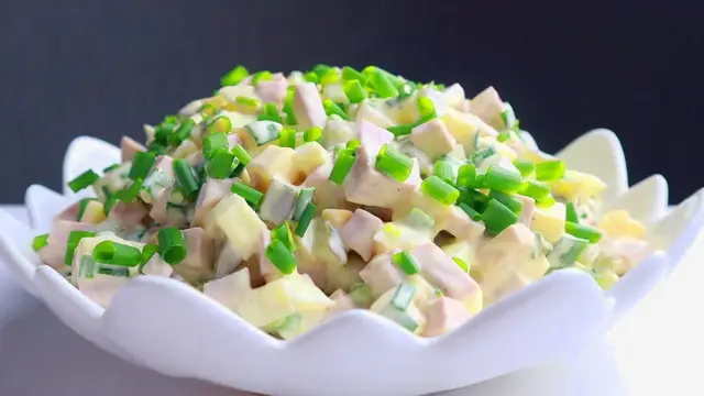 Нежный салат с колбасой на праздничный стол