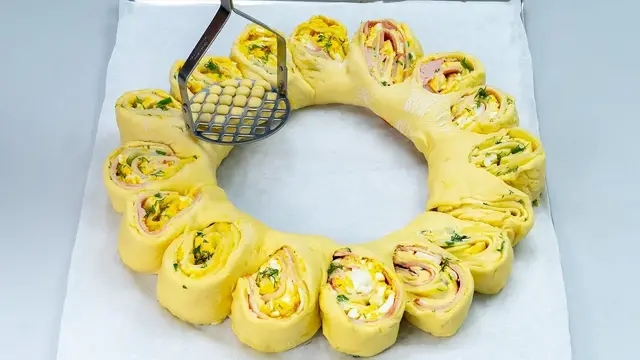 Слоеные пирожки с окороком, яйцами и сыром