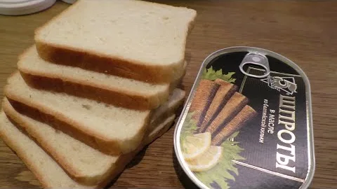 Простая закуска со шпротами 
