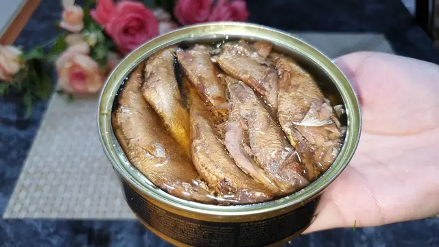 Лёгкий и очень вкусный салат со шпротами