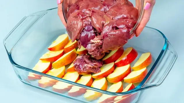 Запечённая куриная печень с яблоками и овощами