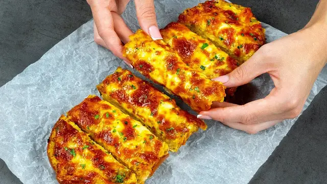 Запечённый хлеб с чесночным соусом и моцареллой
