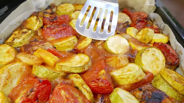Куриные крылышки с овощами в духовке