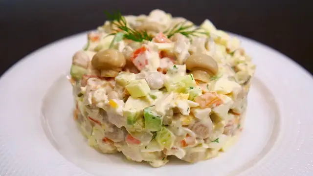 Праздничный салат с куриной грудкой и фасолью 