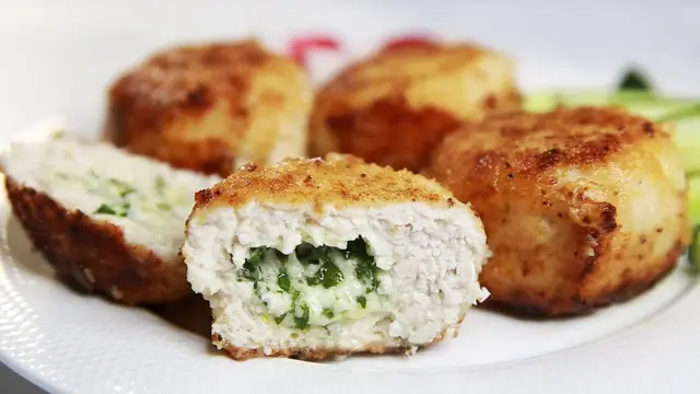 Куриные биточки с сыром