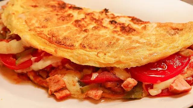 Вкусный завтрак из лаваша, яиц и помидор