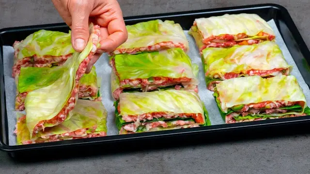 Запечённая капуста с мясной начинкой и томатным соусом