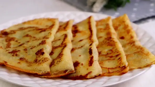 Блины с фаршем на сковороде