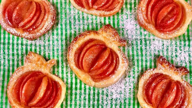 Необычные слойки с яблоками