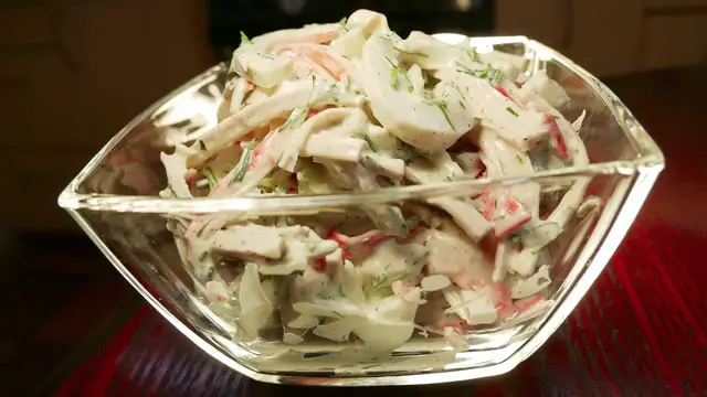 Морской салат с кальмарами и крабовыми палочками