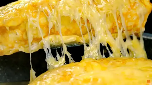 Яичные рулетики с начинкой в сливочной заливке и Рулет из яиц с манкой