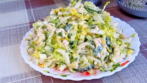Сытный салат с капустой, курицей и огурцами