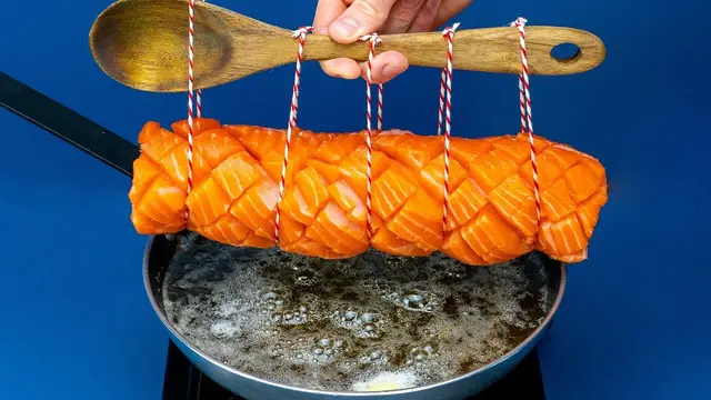 Лосось на сковороде с грибами и шпинатом