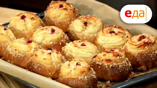 Сдобные булочки и пирог с индейкой 