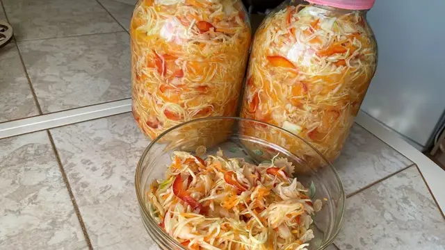 Быстрая маринованная капуста с овощами