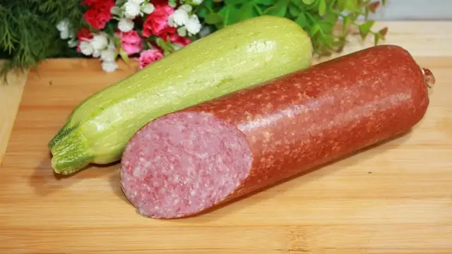 Простая закуска из кабачков и колбасы 