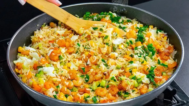 Гарнир с креветками, рисом и овощами