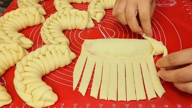Вкусные рогалики с вишней