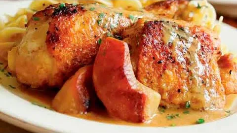 Сочная курица с яблоками в духовке 
