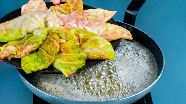 Капуста с фаршем на сковороде
