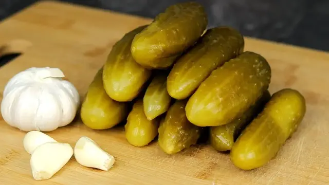Лёгкий салат из солеными огурцами и морковью