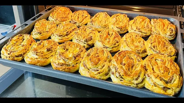 Мягкие и ароматные булочки с мясной начинкой