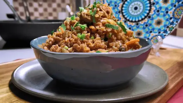 Гречневая каша с мясной подливкой на сковородке 