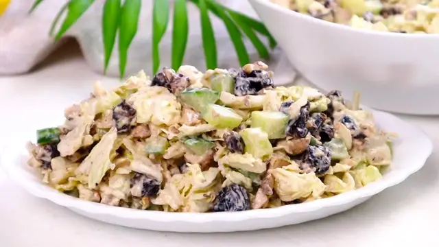 Оригинальный салат из капусты и курицы