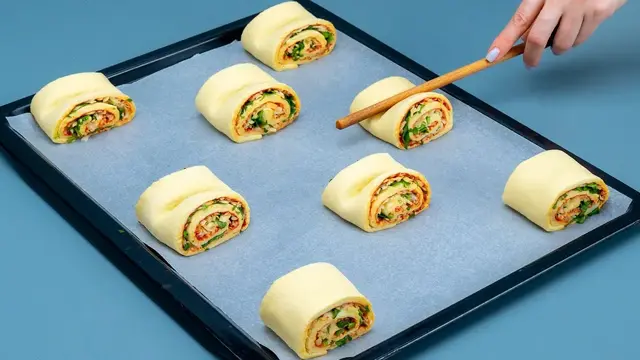 Слоеный рулет с сыром
