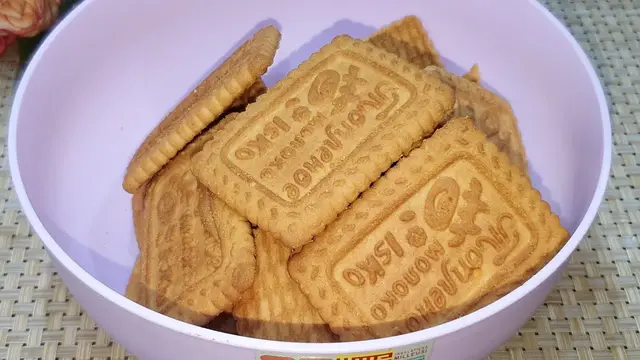 Вкусный десерт из печенья и сметаны без выпечки