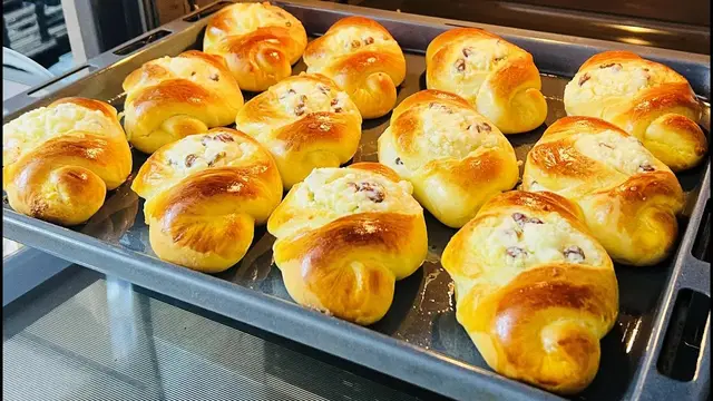 Дрожжевые булочки с творожной начинкой
