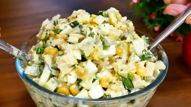 Простой салат с куриной грудкой и маринованным луком