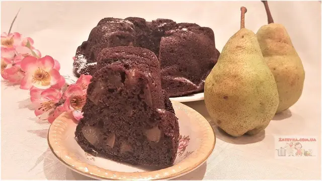 Шоколадная шарлотка с грушей