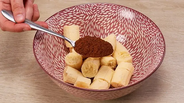 Простой десерт с бананом и какао 