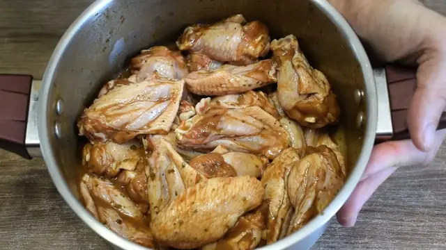 Сочные куриные крылышки под соусом