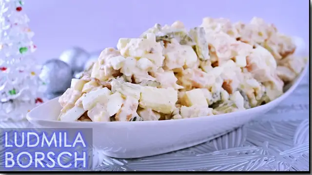 Невероятно вкусный салат с копченым мясом, яблоками и орехами