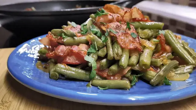 Закуска из фасоли с беконом 