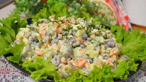 Сытный салат с фасолью и грибами 
