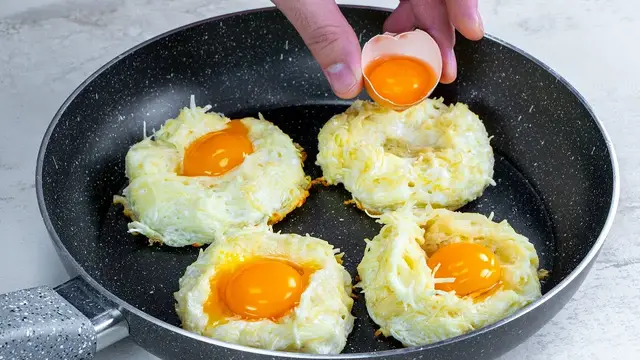 Эффектный завтрак из яиц и картошки