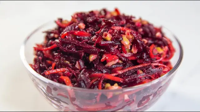 Очень быстрый и вкуснейший салат из свеклы