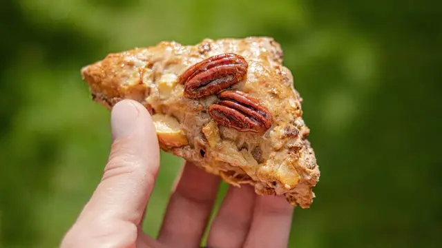 Сконы с яблоками, орехами и беконом