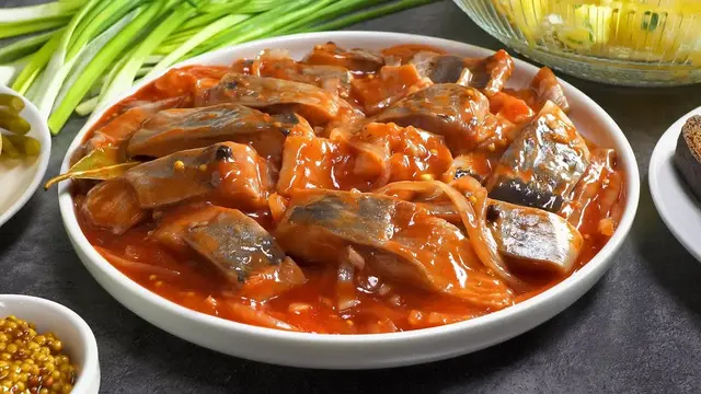 Маринованная селёдка в томатном соусе 