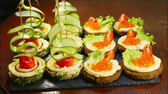 Праздничные закуски с лососем и красной икрой