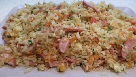 Вкусный рис на сковороде с овощами и колбаской