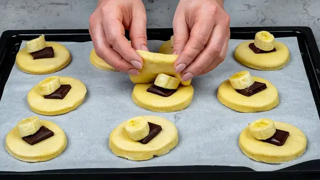 Вкусные пончиков с бананами и шоколадом, в духовке