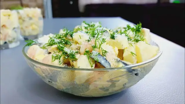 Салат с креветками и ананасом